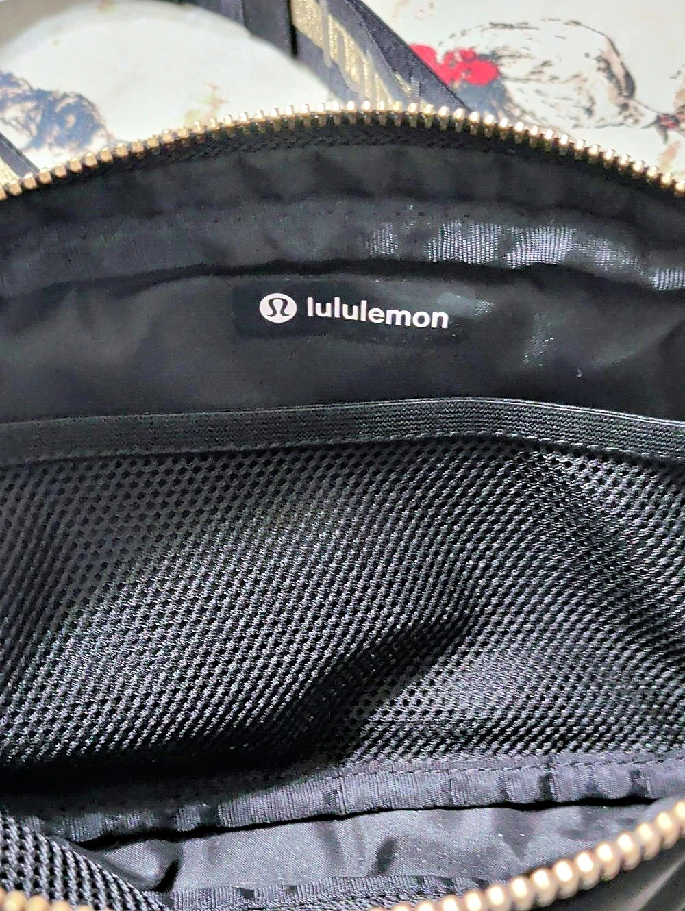lululemon Everywhere Belt Bag 1L Metallic Wordmark Black - Picture 4 of 6